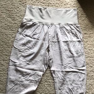 Lululemon Post Power Crop Size 6 Dune